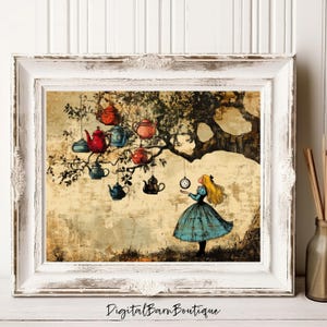 Op de afbeelding: Een ingelijste kunstafdruk met een illustratie van Alice in Wonderland. Alice in een blauwe jurk staat onder een boom versierd met theepotten. De achtergrond heeft een vintage, getextureerde uitstraling en de lijst is wit.
