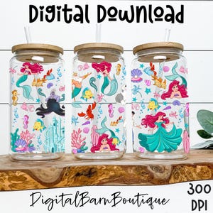Puede incluir: Tres vasos de vidrio con tapas de bambú y pajitas, con un colorido diseño de La Sirenita. Los vasos están decorados con Ariel, Flounder, Sebastián y otros personajes de la película. El texto "Digital Download" y "Digital Barn Boutique" son visibles.