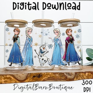 Puede incluir: Vasos de vidrio transparente con tapas y pajitas de bambú, con ilustraciones de personajes de dibujos animados. Los vasos tienen diseños de copos de nieve y estrellas. El texto en la parte superior dice "Digital Download" y en la parte inferior "Digital Barn Boutique".