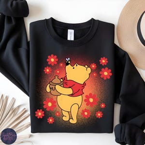 Süßer Pooh Bär mit Honigglas PNG, Blumensommer Sublimationsdesign, digitaler Download für Tassen, Süßer Pooh Bär, Pooh Shirt, Pooh Bär PNG