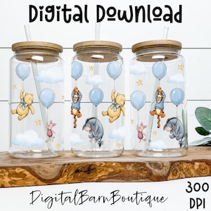 Op de afbeelding: Drie glazen bekers met houten deksels en rietjes. Elke beker heeft een grillig ontwerp van Winnie de Poeh-personages met blauwe ballonnen, wolken en sterren. De woorden "Digital Download" en "Digital Barn Boutique" zijn zichtbaar.