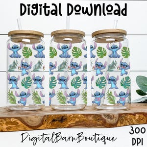 Könnte beinhalten: Drei Glasbecher mit Bambusdeckeln und Strohhalmen. Jeder Becher hat ein sich wiederholendes Muster aus einer blauen Cartoonfigur und grünen Blättern. Der Text "Digital Download" steht oben und "Digital Barn Boutique" unten.