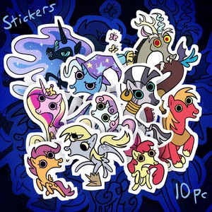 Puede incluir: Una colección de pegatinas de ponis de dibujos animados coloridos. Las pegatinas presentan varios personajes de ponis con diferentes diseños y colores, incluyendo rosa, azul y amarillo. La palabra "Stickers" está escrita en la parte superior izquierda, y "10 Pc" en la parte inferior derecha.