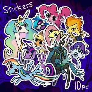 Op de afbeelding: Een verzameling kleurrijke cartoon pony stickers. De stickers tonen verschillende pony-personages met verschillende kleuren en ontwerpen, waaronder eenhoorns en pegasus. Het woord "Stickers" staat bovenaan en "10pc" onderaan.