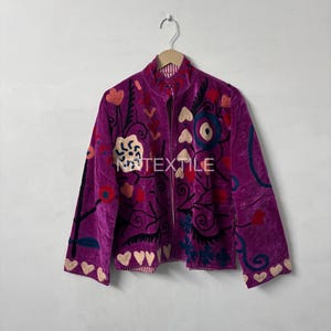 Magenta Samt Suzani Jacke, Hand bestickter Boho Mantel, Einzigartige Oberbekleidung im Vintage Stil