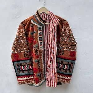 Handgefertigte Suzani Samtjacke, traditionelle Blumenstickerei, Boho Statement Oberbekleidung