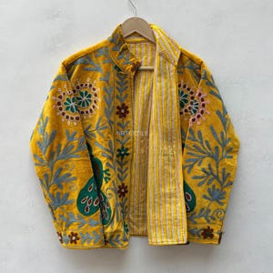 Hand bestickte Samt-Suzani-Jacke, Gelber Boho-Statementmantel