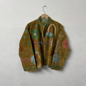 Olivegrüne Samt-Suzani-Jacke | Hand bestickter Blumen Boho Mantel