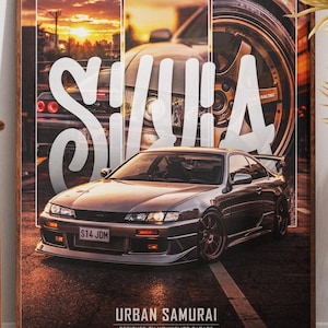 Könnte beinhalten: Gerahmtes Poster mit einem schwarzen Sportwagen und dem Wort "SILVIA" in Weiß. Das Poster hat einen Sonnenuntergangshintergrund und den Text "URBAN SAMURAI" und "DESIGNED BY NEKFLIFF GARAGE". Das Poster lehnt an einer weißen Wand.