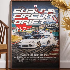 Könnte beinhalten: Ein gerahmtes Poster mit einem weißen Sportwagen, der auf einer Rennstrecke driftet. Das Poster zeigt die Worte "SUZUKA CIRCUIT DRIFT" in großen, fetten Buchstaben. Die japanische Flagge befindet sich in der oberen linken Ecke. Der Text "CONTROL IS BORN IN CHAOS" steht unten.