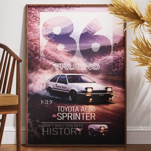Könnte beinhalten: Ein gerahmtes Poster mit einem weißen Toyota AE86 Sprinter, der auf einer Straße driftet. Das Poster zeigt die Zahl "86" in Weiß, mit "TRUENO" über dem Auto. Der Text lautet "DRIFT WRITTEN INTO HISTORY". Der Hintergrund ist eine rosa-violette Landschaft.