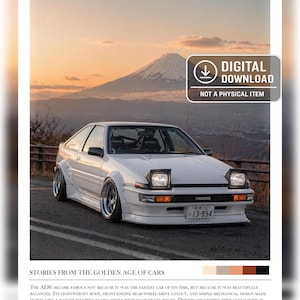Könnte beinhalten: Poster mit einem weißen AE86-Sportwagen vor einer Bergkulisse. Das Auto hat einen Frontmotor, Hinterradantrieb. Der Postertext enthält "DIGITALER DOWNLOAD" und "KEIN PHYSISCHER ARTIKEL".