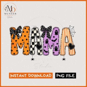 Könnte beinhalten: Ein digitales Grafikdesign mit dem Wort MAMA in stilisierten Buchstaben mit Halloween-Mustern, darunter orangefarbene Sterne, schwarz-weiße Karos, violette Geister und Fledermäuse sowie orangefarbene Streifen, akzentuiert durch Schleifen.