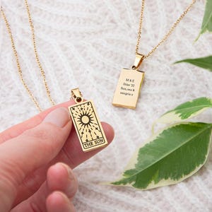 Gepersonaliseerde zon-tarotketting • Gouden tarotkaarthanger • Gegraveerde zonketting • Persoonlijk spiritueel cadeau voor haar • The Sun-sieraden