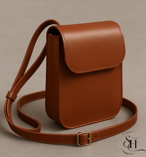 Brown Leather Crossbody Sling Bag: Unisex Everyday Messenger  display picture 3