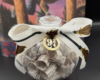 Adorno de página de libro inspirado en Harry Potter™: cinta de escoba con dije. Decoración navideña hecha a mano.