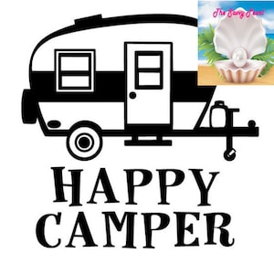 Puede incluir: Ilustración en blanco y negro de una caravana con el texto "HAPPY CAMPER" debajo. La imagen está sobre un fondo blanco.