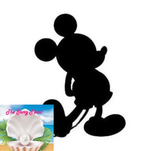 Può includere: Silhouette nera di Topolino in piedi con la mano destra sul fianco. Il testo "The Savvy Pearl!" è in lettere rosa su uno sfondo bianco con un cielo blu e un oceano sullo sfondo. Una perla bianca è all'interno di una conchiglia bianca con foglie verdi.