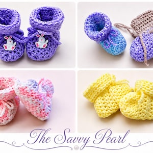 Könnte beinhalten: Eine Collage aus vier Paaren handgefertigter Häkel-Babyschuhe in verschiedenen Farben, darunter Lila mit weißen Hasenverzierungen, Blau und Lila, rosa-weiß meliertes Garn sowie einfarbiges Gelb, mit dem Text The Savvy Pearl darunter.