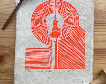Grabado en linóleo de la Torre de Televisión de Berlín – Arte mural de Berlín en rojo neón anaranjado, impresión hecha a mano sobre papel Lokta, Torre de Televisión de Berlín, Arte arquitectónico