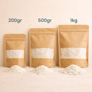 May include: Three brown kraft paper stand-up pouches with clear windows, each containing a light-colored powder. The bags are labeled 200gr, 500gr, and 1kg, with corresponding piles of the same powder placed in front of each respective pouch.