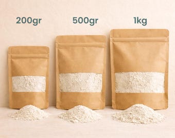 May include: Three kraft paper pouches with clear windows, labeled 200gr, 500gr, and 1kg, each containing a white powder. Small piles of the powder sit in front of each pouch. The background is a light beige.