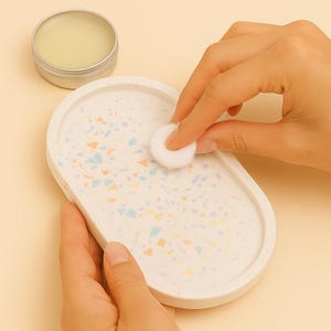 Può includere: Un set di tre tazze in ceramica con finitura opaca e macchiettata. Le tazze sono nei toni del crema, grigio chiaro e grigio scuro. Ogni tazza ha un design semplice e un manico arrotondato. Per caffè o tè.