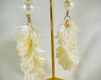 Pétales de résine crème, perle de verre, boucles d’oreilles pendantes en or