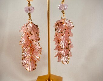 Pétales de résine rose, perle de verre, boucles d’oreilles pendantes en or
