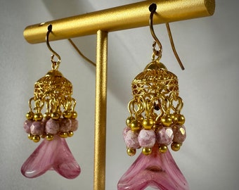 Boucles d’oreilles pendantes en verre tchèque rose et or