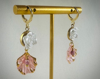 Rose et pétale en résine blanche et rose, perle de verre tchèque, boucles d'oreilles pendantes en or