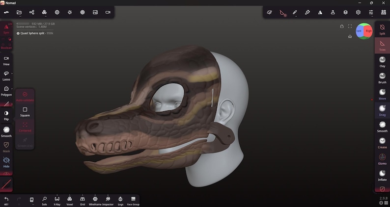 Op de afbeelding: Een 3D-geproduceerd dinosaurusmasker in bruin-, beige- en geeltinten, dat gedeeltelijk een witte mannequinhoofd bedekt. Het masker heeft een gedetailleerd reptielachtig ontwerp met oog- en mondopeningen en een riem.