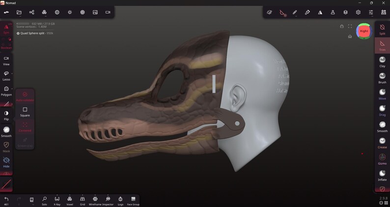 Op de afbeelding: Een 3D-model van een dinosaurus hoofdmasker, met een gedetailleerd bruin en geel getextureerd exterieur. Het masker is gedeeltelijk bevestigd aan een wit, gelaatloos menselijk hoofdmodel, dat het ontwerpproces laat zien. De achtergrond is donkergrijs.