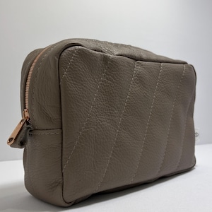 Handgemachte Leder Kosmetiktasche Beige – gesteppte Kulturtasche