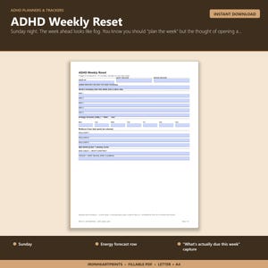 K&ouml;nnte beinhalten: Ein druckbarer ADHD Weekly Reset Planer mit wei&szlig;em Hintergrund und blauen Linien. Der Titel "ADHD Weekly Reset" steht oben, mit dem Text "Sunday night. The week ahead looks like fog." Der Planer soll bei der Organisation w&ouml;chentlicher Aufgaben helfen.