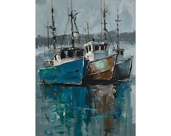 Puede incluir: Pintura al óleo de tres barcos de pesca en un puerto. Los barcos están pintados en tonos de azul, marrón y gris, con mástiles altos. El agua refleja los barcos y el cielo, creando una escena serena y náutica.