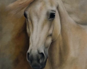 Op de afbeelding: Een olieverfschilderij van een crèmekleurig paard met wapperende manen, vastgelegd in een portret van kop en hals. Het paard heeft donkere ogen en een zachte, gedempte achtergrond. De initialen JF zijn zichtbaar in de linkerbenedenhoek.