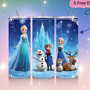 Puede incluir: Un vaso cil&iacute;ndrico con un dise&ntilde;o invernal azul que muestra a Elsa, Anna, Olaf y Sven. El fondo presenta un castillo de hielo cristalino y copos de nieve. Una pajita de metal est&aacute; insertada en la parte superior. El texto 5 Free Designs es visible.