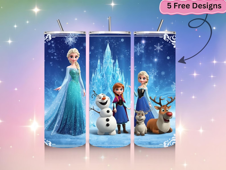 Puede incluir: Un vaso cil&iacute;ndrico con un dise&ntilde;o invernal azul que muestra a Elsa, Anna, Olaf y Sven. El fondo presenta un castillo de hielo cristalino y copos de nieve. Una pajita de metal est&aacute; insertada en la parte superior. El texto 5 Free Designs es visible.