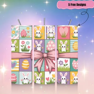 Pode incluir: Três canecas de aço inoxidável com tema de Páscoa com canudos. Cada caneca apresenta um design de patchwork com coelhos, ovos de Páscoa, flores e corações. Uma fita rosa envolve as canecas. O texto "5 Free Designs" está em uma bolha rosa.