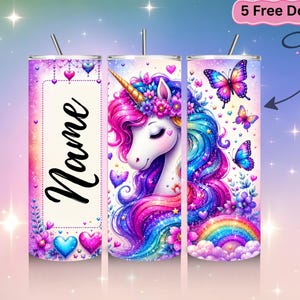 Puede incluir: Tres vasos cilíndricos con pajitas que presentan un diseño de unicornio. El vaso izquierdo tiene un espacio rectangular blanco con la palabra Name en letra cursiva negra. Los vasos central y derecho muestran un unicornio con crin arcoíris.