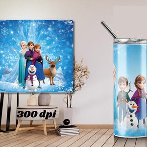 Puede incluir: Un vaso cil&iacute;ndrico con un gr&aacute;fico de tem&aacute;tica invernal azul que presenta a los personajes Elsa, Anna, Kristoff, Olaf y Sven. El vaso incluye una tapa transparente y una pajita de metal plateado. El dise&ntilde;o muestra a los personajes sobre un fondo nevado.