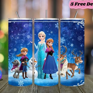 Puede incluir: Un vaso cil&iacute;ndrico con un gr&aacute;fico de tem&aacute;tica invernal azul que muestra personajes de Frozen, incluyendo a Elsa, Anna, Olaf y Sven. El dise&ntilde;o incluye copos de nieve y una pajita met&aacute;lica. El texto 5 Free Designs es visible arriba a la derecha.
