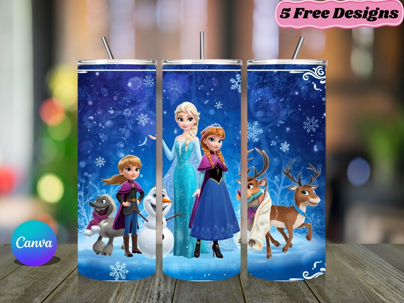 Puede incluir: Un vaso cil&iacute;ndrico con un gr&aacute;fico de tem&aacute;tica invernal azul que muestra personajes de Frozen, incluyendo a Elsa, Anna, Olaf y Sven. El dise&ntilde;o incluye copos de nieve y una pajita met&aacute;lica. El texto 5 Free Designs es visible arriba a la derecha.