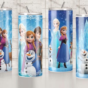 Puede incluir: Cuatro vasos cil&iacute;ndricos de metal con tapas y pajitas, cada uno con un estampado gr&aacute;fico en tonos azules de los personajes de la pel&iacute;cula Frozen, incluyendo a Elsa, Anna, Kristoff y el mu&ntilde;eco de nieve Olaf sobre fondos de castillos helados.