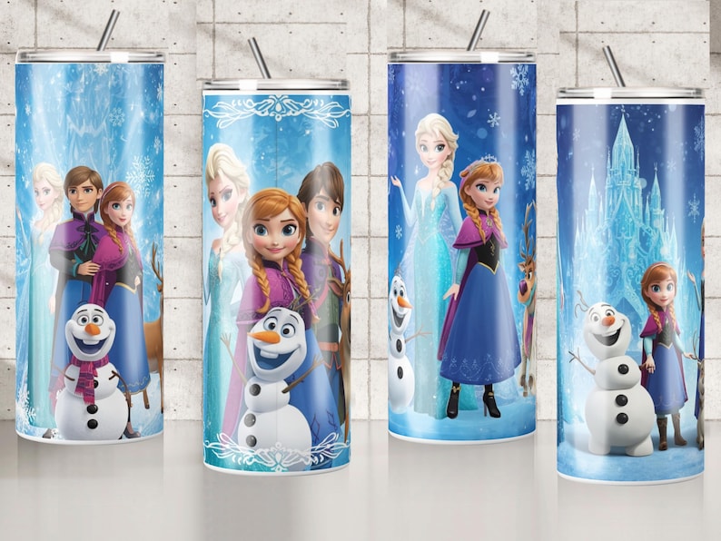 Puede incluir: Cuatro vasos cil&iacute;ndricos de metal con tapas y pajitas, cada uno con un estampado gr&aacute;fico en tonos azules de los personajes de la pel&iacute;cula Frozen, incluyendo a Elsa, Anna, Kristoff y el mu&ntilde;eco de nieve Olaf sobre fondos de castillos helados.