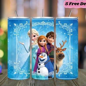 Puede incluir: Tres vasos cil&iacute;ndricos con pajitas que presentan un fondo azul con patrones de copos de nieve blancos y un marco decorativo. El dise&ntilde;o muestra personajes de la pel&iacute;cula Frozen, incluyendo a Elsa, Anna, Kristoff, Olaf y el reno Sven.