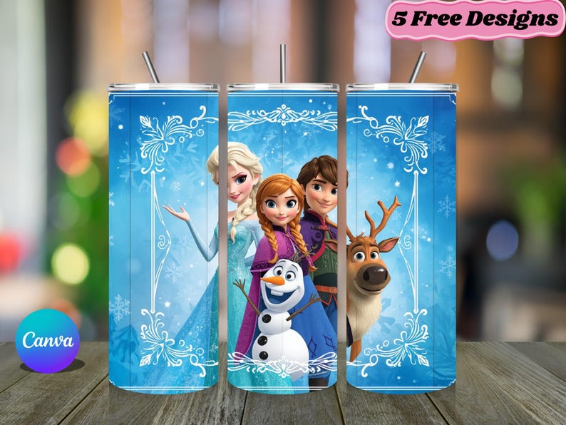 Puede incluir: Tres vasos cil&iacute;ndricos con pajitas que presentan un fondo azul con patrones de copos de nieve blancos y un marco decorativo. El dise&ntilde;o muestra personajes de la pel&iacute;cula Frozen, incluyendo a Elsa, Anna, Kristoff, Olaf y el reno Sven.