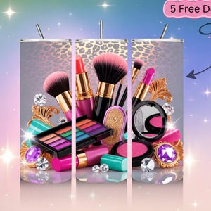 Może przedstawiać: Projekt kubka z pędzlami do makijażu, szminkami, paletami cieni do powiek i pudrami w kompakcie z tłem w panterkę. Projekt zawiera tekst "5 Free Designs" w różowym banerze. Ozdoby obejmują klejnoty i złote akcenty.