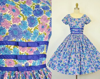 Vintage 1950s JONATHAN LOGAN Purple Lavender Blue Daisy Floral Print Dress Cotton Sundress Full Skirt Pinup Cocktail Garden Party Xs SMALL